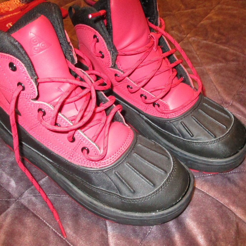 new nike boys/girls sneaker boots red and black  sz 5.5youth